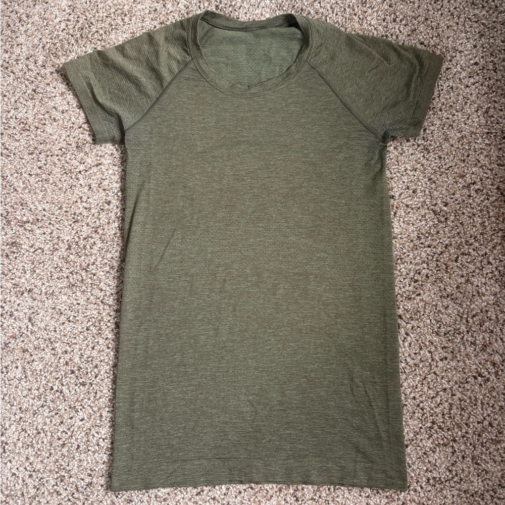 Lululemon Swiftly Tech Short Sleeve Size 6 Army Green Excellent Condition
